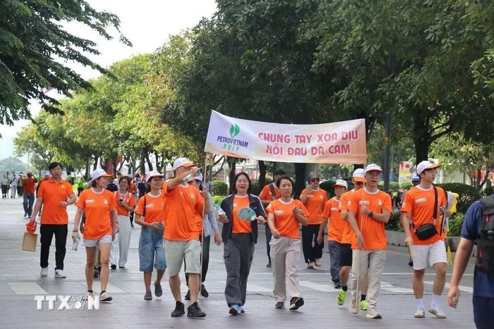 Các đại biểu và người dân tham gia đi bộ đồng hành "Vì nạn nhân chất độc da cam." (Ảnh: Thanh Vũ/TTXVN)