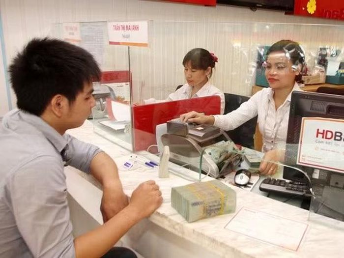Khách hàng giao dịch tại HDBank. (Ảnh: Vietnam+)