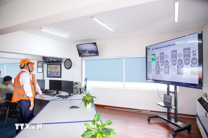 Ứng dụng công nghệ trong quản lý, điều hành và sản xuất tại Tổ hợp Nhà máy đường TTC Sugar, xã Tân Phú, tỉnh Tây Ninh. (Ảnh: Giang Phương/TTXVN)