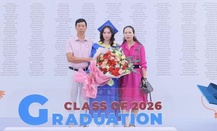 Minh Ngọc chụp ảnh cùng gia đình trong niềm vui trở thành thủ khoa toàn trường. (Ảnh: PV/Vietnam+)