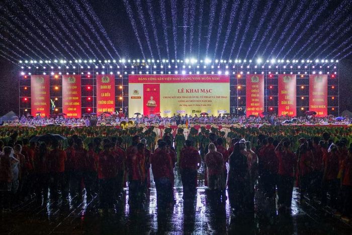 Đêm khai mạc Vòng chung kết Hội thao Công an nhân dân 2026 diễn ra "bùng nổ", rực rỡ với màn pháo hoa nghệ thuật quy mô lớn dù thời tiết có mưa. (Ảnh: Thanh Phong/Vietnam+)