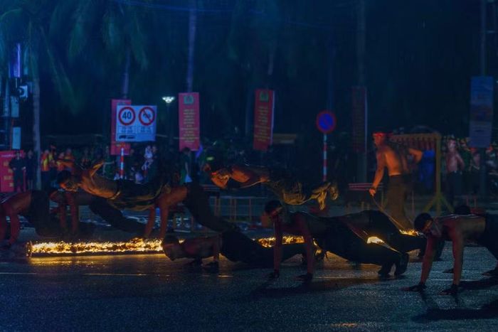 Pha bay người lao qua dải lửa đang bốc cháy ngùn ngụt đầy kịch tính của các chiến sĩ công an, thể hiện sự gan dạ và kỹ năng chiến đấu linh hoạt. (Ảnh: Thanh Phong/Vietnam+)
