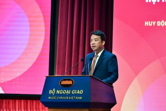 Phó Chủ tịch Ủy ban Nhân dân thành phố Huế Trần Hữu Thùy Giang trình bày tham luận tại Hội nghị Ngoại vụ lần thứ 22. (Ảnh: Quang Hòa)