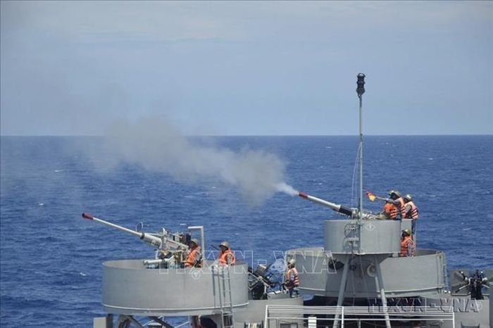 Hoạt động huấn luyện, bắn đạn thật trên biển của Bộ Tư lệnh Vùng 2 Hải quân (2021). Ảnh tư liệu: TTXVN