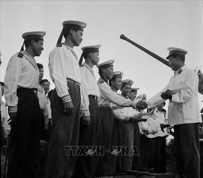 Những chiến sỹ Hải quân chiến thắng trong trận đánh đuổi tàu khu trục Maddox ngày 2/8/1964 được tặng Bằng khen của Quân chủng Hải quân. Ảnh: Đoàn Tý/TTXVN