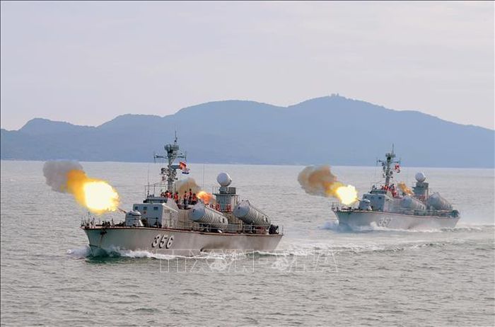 Tàu 356, 357 của Lữ đoàn 170 (Vùng 1 Hải quân) huấn luyện bắn đạn thật trên biển. Ảnh: Tư liệu đơn vị cung cấp/TTXVN phát