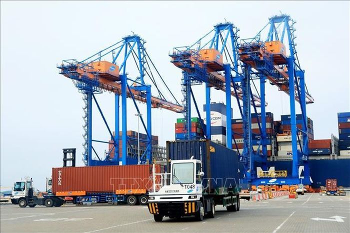 Vận chuyển hàng hóa xuất nhập khẩu tại Cảng nước sâu Gemalink (TP Hồ Chí Minh). Ảnh minh họa: Hồng Đạt/TTXVN
