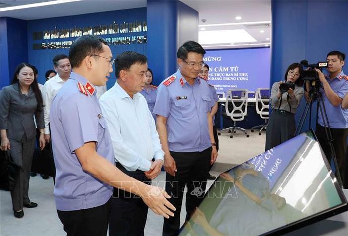 Thường trực Ban Bí thư Trần Cẩm Tú thăm Trung tâm điều hành thông minh và nền tảng quản lý án hình sự của ngành Kiểm sát nhân dân, ngày 27/7/2026. Ảnh: Phương Hoa/TTXVN