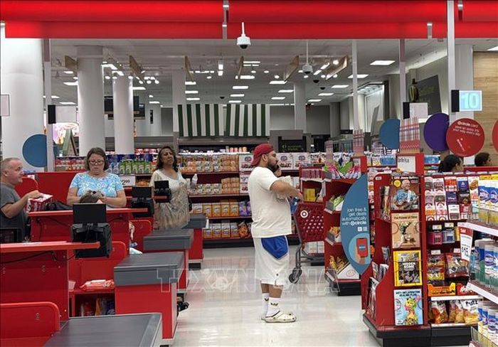 Người tiêu dùng xếp hàng thanh toán tại một trung tâm thương mại ở bang Maryland (Mỹ) ngày 1/8/2026.