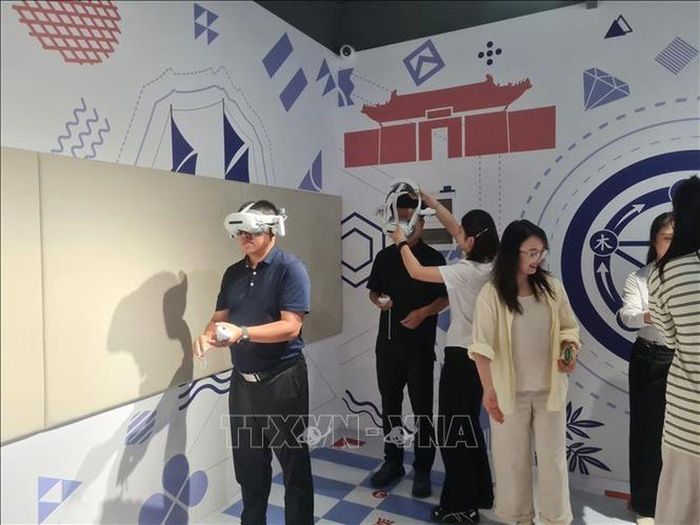 Du khách trải nghiệm không gian thực tế ảo (VR) tại Trung tâm trải nghiệm văn hóa số “Lưỡng Hà Triều Sinh” ở thành phố Đức Châu, tỉnh Sơn Đông, Trung Quốc. Ảnh: TTXVN