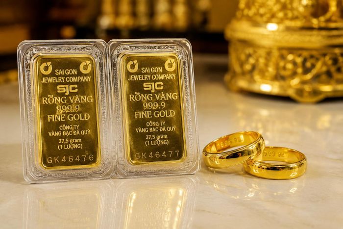 Vàng miếng SJC ở mức 137,9 triệu đồng/lượng mua vào và 141,9 triệu đồng/lượng bán ra.