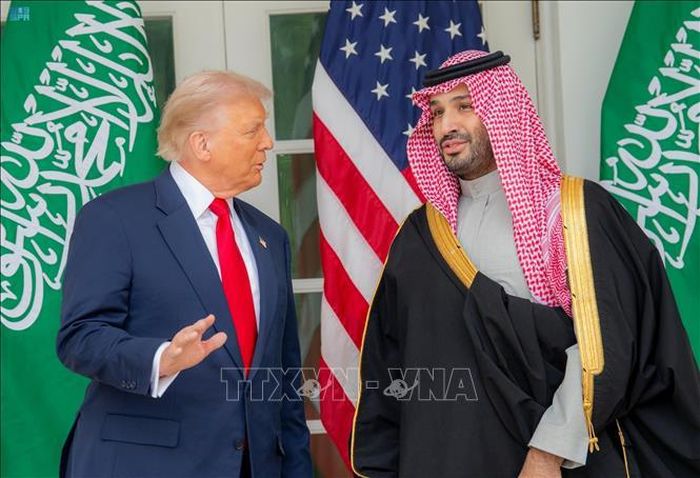 Thái tử Saudi Arabia Mohammed bin Salman (phải) trong cuộc gặp Tổng thống Mỹ Donald Trump tại Washington, D.C., ngày 18/11/2025. Ảnh: SPA/TTXVN