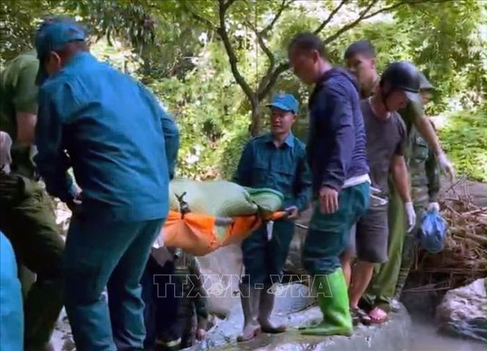 Khoảng 8 giờ, ngày 2/8/2026, sau nhiều giờ nỗ lực tìm kiếm, lực lượng chức năng đã tìm thấy thi thể nạn nhân còn lại trong vụ 3 cháu nhỏ bị mưa lũ cuốn trôi ở xã Gia Phù, tỉnh Sơn La. Ảnh: TTXVN phát