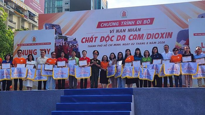 Trao tặng cờ lưu niệm cho các đơn vị đồng hành.