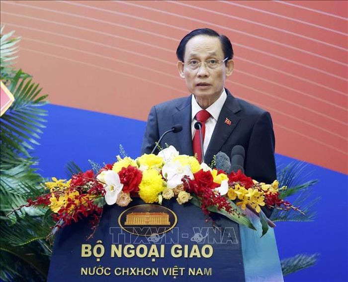 Đồng chí Lê Hoài Trung, Ủy viên Bộ Chính trị, Bộ trưởng Bộ Ngoại giao phát biểu khai mạc Hội nghị Ngoại giao lần thứ 33, sáng 1/8/2026. Ảnh: Thống Nhất/TTXVN