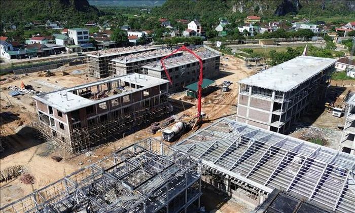 Dù thiếu nhân lực nhưng với quyết tâm cao, Công trình Trường Phổ thông Dân tộc nội trú liên cấp Tiểu học và Trung học cơ sở Anh Sơn (tỉnh Nghệ An) đã có 7/9 dãy nhà đã cất nóc, đạt tiến độ đề ra. Ảnh: Văn Tý/TTXVN