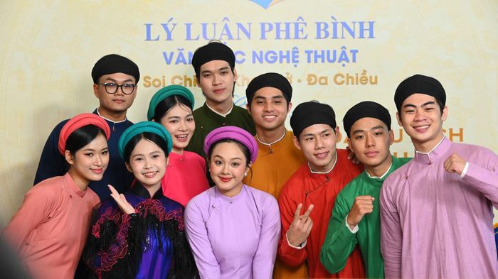 Những mẫu áo dài trong bộ sưu tập Trở về cố đô 5 - Sắc tím kinh kỳ.