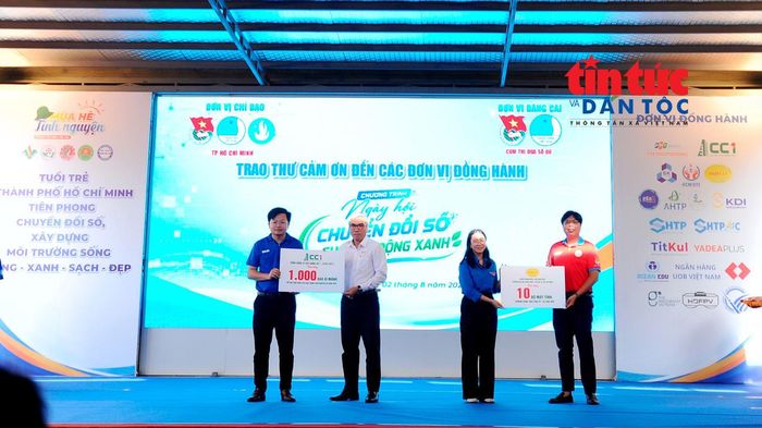 Đồng hành cùng các chiến dịch tình nguyện hè có Tổng Công ty Xây dựng số 1 trao tặng 1.000 bao xi măng thực hiện các công trình tình nguyện và Đoàn Thanh niên - Hội Sinh viên trường Đại học Ngoại ngữ - Tin học TP. Hồ Chí Minh trao tặng 10 bộ máy tính để hỗ trợ thực hiện các công trình, phần việc của thanh niên thành phố trong hè.