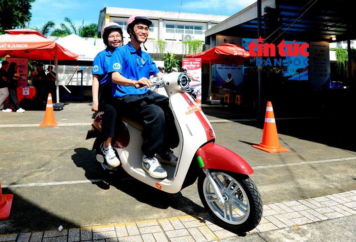 Thanh niên tình nguyện trải nghiệm lái xe điện thân thiện với môi trường tại ngày hội.