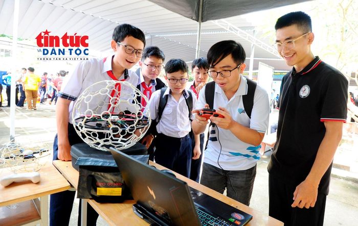Học sinh, sinh viên trải nghiệm các ứng dụng công nghệ tại ngày hội.
