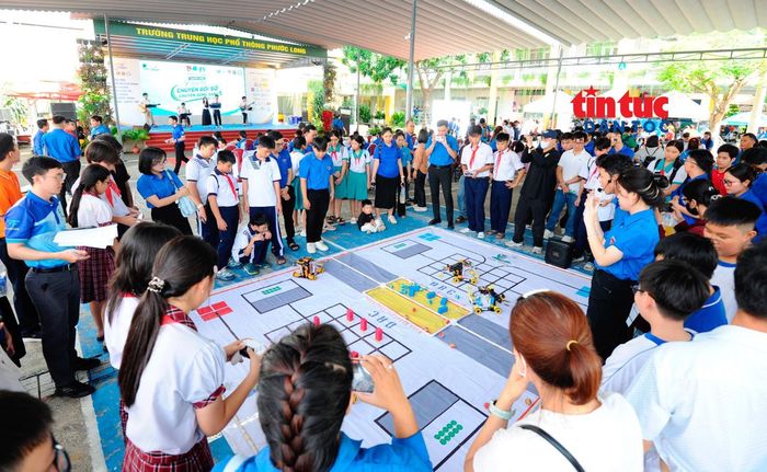 Các đại biểu tham quan các không gian, hoạt động của Ngày hội, gồm: khu vực trải nghiệm chuyển đổi số, các gian hàng giới thiệu mô hình, giải pháp chuyển đổi số và chuyển đổi xanh, không gian trưng bày sản phẩm thanh niên, các hoạt động tình nguyện vì cộng đồng cùng các công trình, phần việc thanh niên được triển khai trong khuôn khổ chương trình.