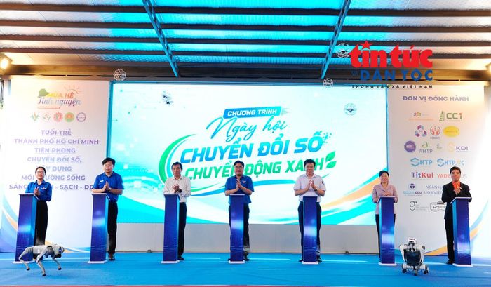 Nghi thức khai mạc khởi động cho chuỗi hoạt động sôi nổi và đầy ý nghĩa của Ngày hội “Chuyển đổi số - Chuyển động Xanh” trong khuôn khổ các chương trình, chiến dịch tình nguyện hè năm 2026.
