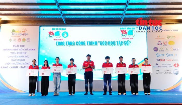 Trao tặng các "Góc học tập số" đến cho các bạn chiến sĩ Hoa phượng đỏ là học sinh Trung học phổ thông vượt khó học tốt. Mỗi góc học tập số được trao không chỉ là thiết bị công nghệ, mà là chiếc chìa khóa mở ra kho tàng tri thức, là bệ phóng giúp các em tự tin rèn luyện kỹ năng số và viết tiếp ước mơ của mình.