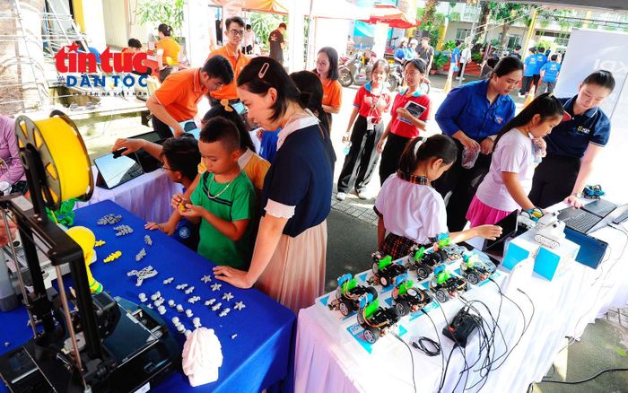 Gian hàng công nghệ số thu hút đông đảo các thiếu nhi, học sinh tại ngày hội.