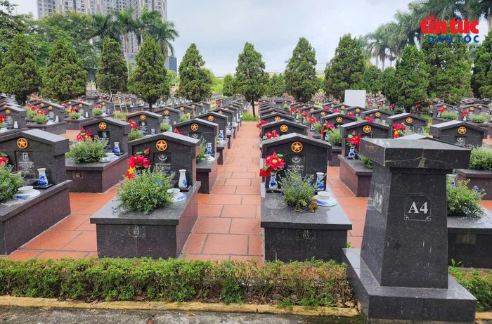 Nghĩa trang Liệt sĩ Nhổn là nơi yên nghỉ của 2.165 phần mộ liệt sĩ, trong đó có 38 phần mộ chưa xác định được thông tin.