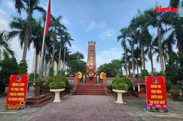 Nghĩa trang Liệt sĩ Nhổn là nơi yên nghỉ của 2.165 phần mộ liệt sĩ.