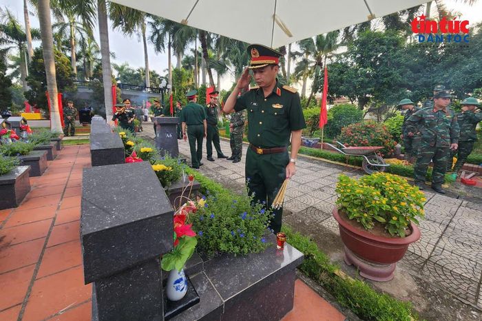 Lãnh đạo Bộ Tư lệnh Thủ đô Hà Nội thành kính tưởng niệm các Anh hùng liệt sĩ.
