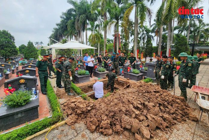 Từng công đoạn khai quật, đến lấy mẫu ADN đều thực hiện đúng kỹ thuật chuyên môn.