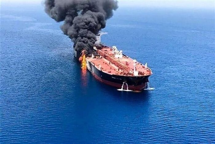 Một con tàu bị lực lượng Houthi tấn công ngoài khơi cách thành phố al-Hudaydah của Yemen khoảng 64 hải lý về phía Tây Bắc, trên Biển Đỏ. Ảnh: IRNA/TTXVN
