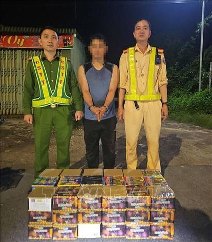 Tại hiện trường, các lực lượng chức năng phát hiện phía sau mô tô chở 6 thùng bọc ni lông màu đen bên trong chứa 54 hộp pháo hoa nổ loại 49 ống, với tổng trọng lượng khoảng 102kg. Ảnh: TTXVN phát