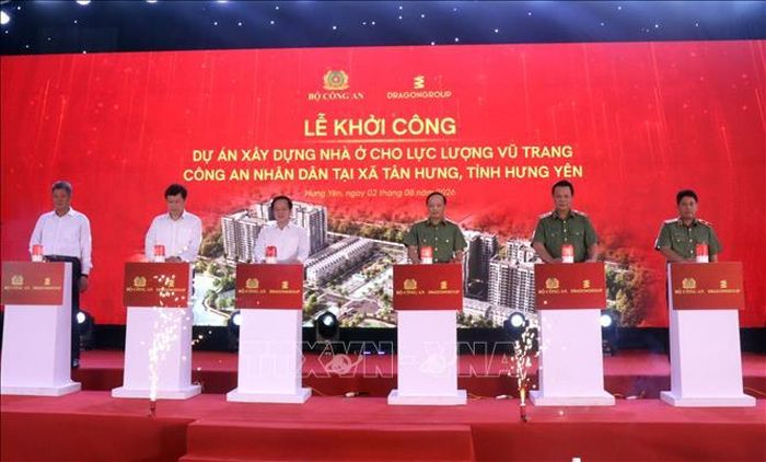 Các đại biểu thực hiện nghi thức khởi công dự án. Ảnh Mạnh Khánh/TTXVN