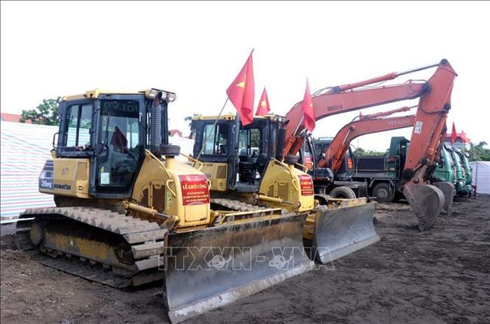 Phương tiện cơ giới thực hiện khởi công dự án. Ảnh Mạnh Khánh/TTXVN