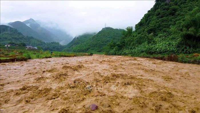 Nước trên các suối tại xã Mường La (Sơn La) dâng cao, chảy xiết, tiềm ẩn nguy cơ cao gây lũ ống, lũ quét, sạt lở đất, đá. Ảnh tư liệu: TTXVN phát