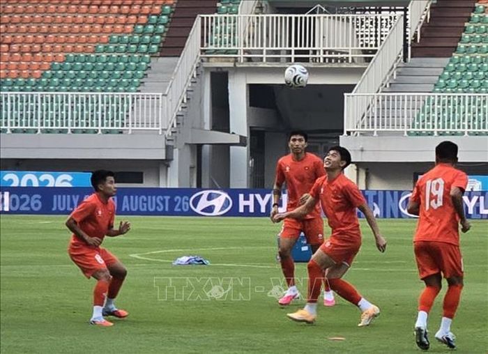 Đội tuyển Việt Nam tập luyện sẵn sàng cho cuộc đối đầu với Indonesia trên sân Pakansari tối 3/8 Ảnh: Lê Minh Hưởng/PV TTXVN tại Indonesia
