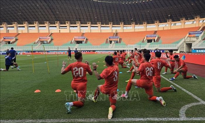 Đội tuyển Việt Nam nâng cao thể lực trước cuộc đối đầu trên sân Pakansari tối 3/8 được xem là trận “chung kết sớm” của bảng A. Ảnh Lê Minh Hưởng/PV TTXVN tại Indonesia