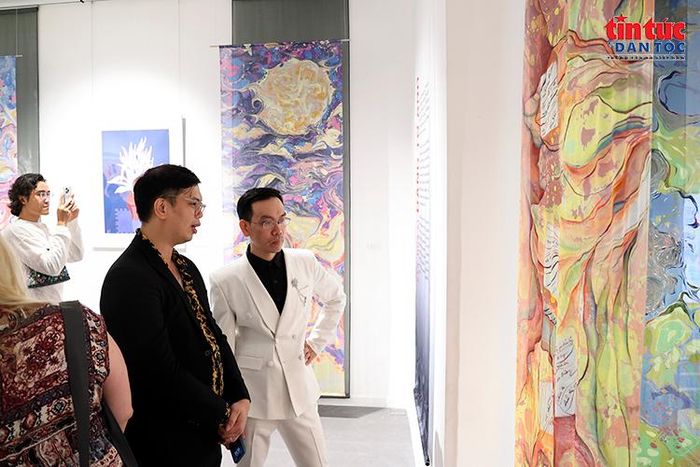 Không gian trưng bày các tác phẩm trên voan tơ tại triển lãm “Layers of Belonging – Những lớp thân quen” ở Hà Nội.