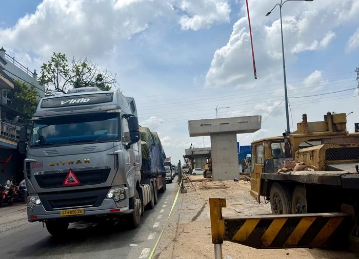 Hiện nay, dự án nút giao Ngã tư Đình đang gấp rút hoàn thiện để đi vào sử dụng, kỳ vọng sẽ góp phần giảm ùn tắc giao thông tại một trong những điểm giao cắt có lưu lượng phương tiện lớn trên Quốc lộ 1, nâng cao năng lực thông hành khu vực cửa ngõ Tây Bắc Tp.HCM.