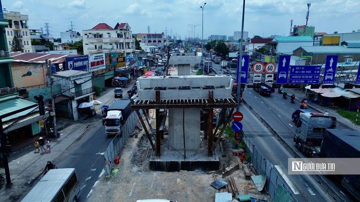 Theo tìm hiểu của Người Đưa Tin, dự án Ngã tư Đình khởi công ngày 19/8/2025 và theo hợp đồng sẽ hoàn thành vào 26/11/2026. Riêng giai đoạn 1, công trường phải tạm dừng từ 10/2 đến 24/2/2026 để hoàn trả mặt bằng phục vụ lưu thông dịp Tết Nguyên đán. Do đó, tiến độ giai đoạn này được điều chỉnh, dự kiến hoàn thành vào 2/9/2026.