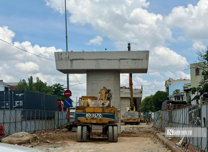 Theo ghi nhận của PV, công trường dự án thi Ngã tư Đình hiện nay đang được chủ đầu tư tăng tốc, tổ chức đồng loạt, từ lao lắp dầm cầu, hoàn thiện kết cấu phần trên đến thi công hệ thống điện chiếu sáng, thoát nước và lắp đặt tường chắn.
