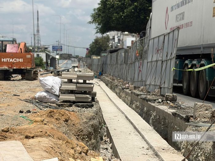 Bên cạnh đó, biến động giá vật liệu xây dựng cũng tạo thêm áp lực cho nhà thầu. Giá cát, đá, xi măng, nhiên liệu cùng chi phí nhân công, vận chuyển và ca máy liên tục tăng khiến đơn vị nhiều lần phải thương thảo điều chỉnh đơn giá với nhà cung cấp và các nhà thầu phụ trước khi triển khai các hạng mục tiếp theo.