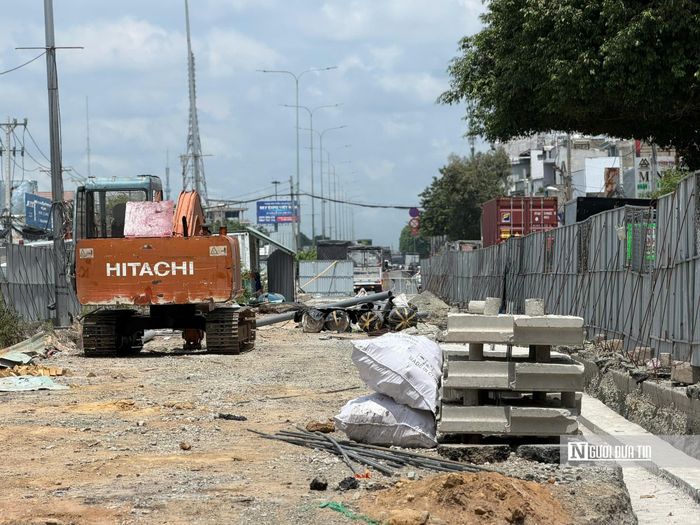 Vật liệu được tập kết bên trong công trình để triển khai thi công.