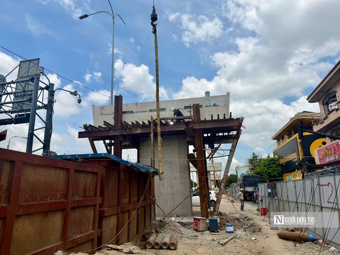 Thời điểm cuối tháng 7 đầu tháng 8, hàng chục công nhân luôn túc trực tại công trường này, để thi công cấu kiện bê tông, dầm cầu…