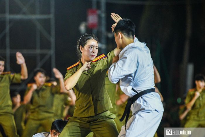 Màn trình diễn của các nữ chiến sĩ cho thấy sức bền, bản lĩnh và khả năng kiểm soát cơ thể.