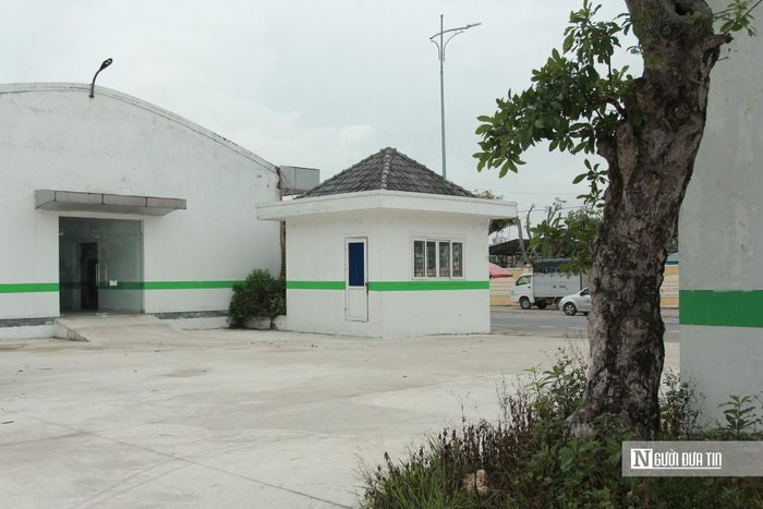 Ghi nhận của phóng viên vào ngày 1/8, tại dự án xây dựng Bệnh viện Đa khoa Ngọc Linh (phường Trần Phú, tỉnh Hà Tĩnh) không gian vắng lặng, không có người sử dụng.