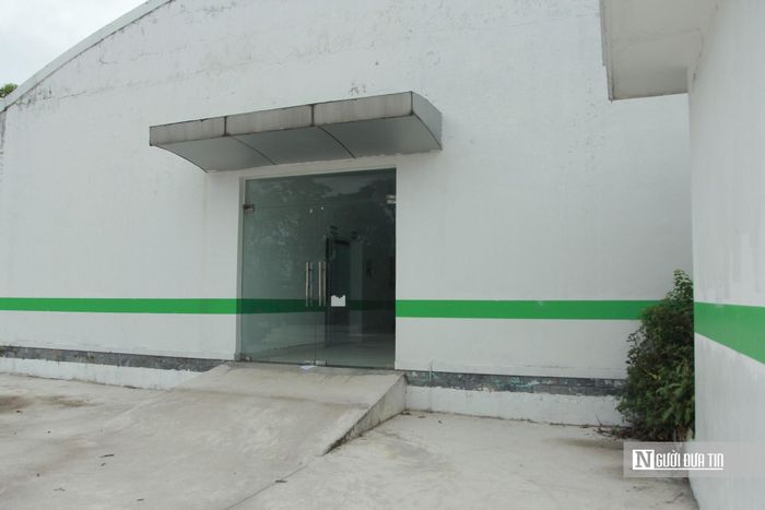 Qua quan sát, dự án chỉ mới xây dựng được 2 dãy nhà cấp 4 bám mặt đường. Tuy nhiên, các dãy nhà này “cửa đóng then cài”, nhiều phòng ốc do lâu không sử dụng đã có dấu hiệu xuống cấp, hư hỏng.