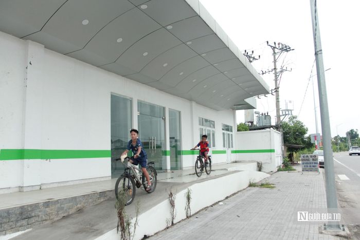 Liên quan đến việc này, ngày 1/8, trao đổi với phóng viên Người Đưa Tin, ông Hoàng Hải Đường, Trưởng phòng Kinh tế - hạ tầng và đô thị, UBND phường Trần Phú cho biết, hiện nhà đầu tư vẫn đang thực hiện thanh lý tài sản trên đất. Vì vậy, khu “đất vàng” trên vẫn bị bỏ hoang cho đến nay. Sau khi hoàn thành, chủ đầu tư bàn giao về cho tỉnh thì mới có kế hoạch sử dụng khu đất này.